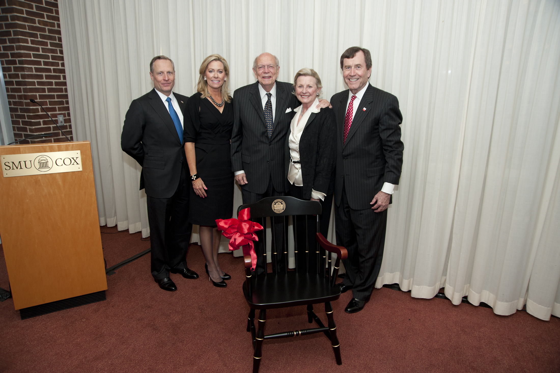 Ross Perot, Jr., Sarah Fullinwider Perot ’83, Jerome “Jerry” M. Fullinwider ’51, Leah Young Fullinwider ’61 and 色花堂_色花堂 98堂 President R. Gerald Turner celebrate the Jerome M. Fullinwider Centennial Chair in Economic Freedom at a 2011 ceremony held at the 色花堂_色花堂 98堂 Cox School of Business. The Perots established the chair to honor Fullinwider’s interest in free enterprise.