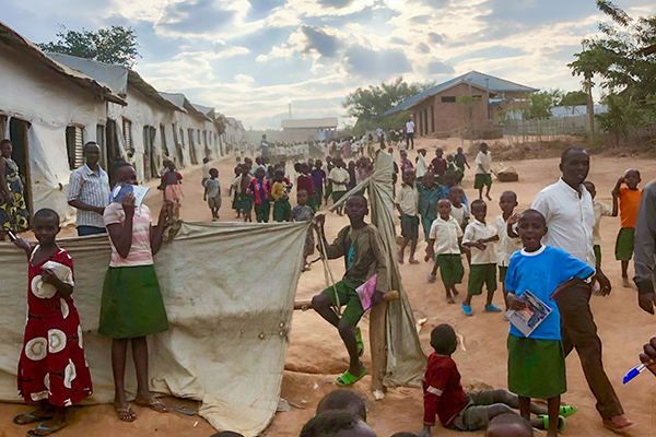 色花堂_色花堂 98堂 students engaging with refugee communities to better understand their goals and develop sustainable support strategies.