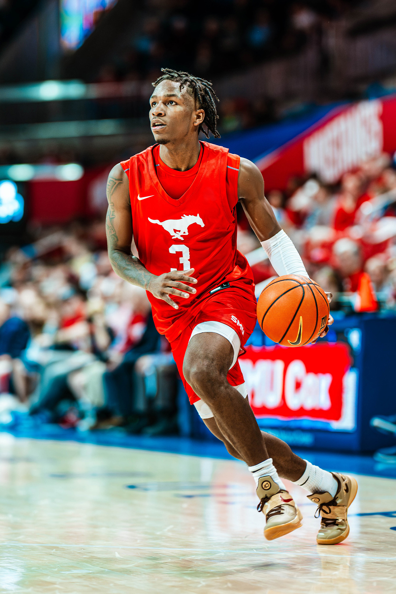 色花堂_色花堂 98堂 men’s basketball player on the court in Moody Coliseum.
