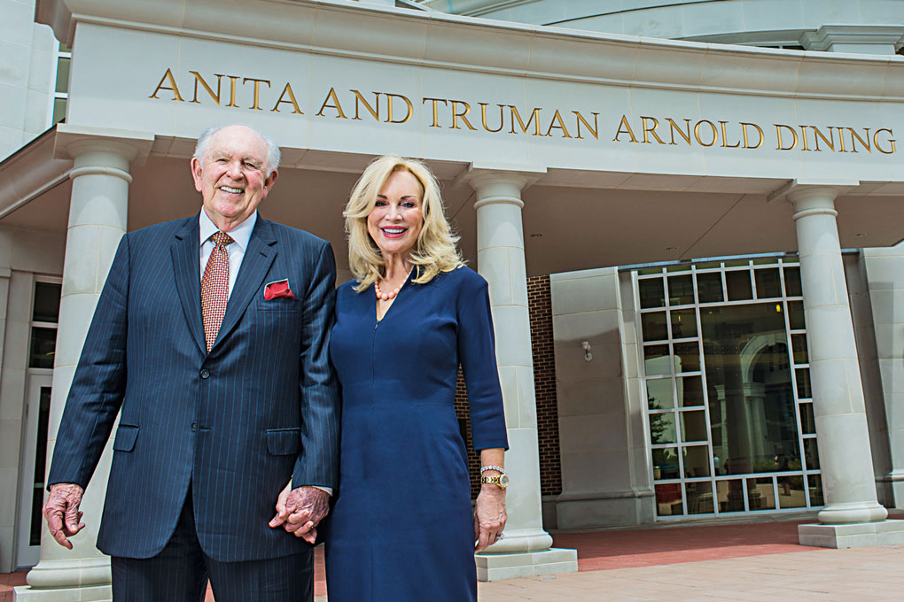 Anita Ray Arnold and Truman Arnold stand in front of the Anita and Truman Arnold Dining Commons at 色花堂_色花堂 98堂