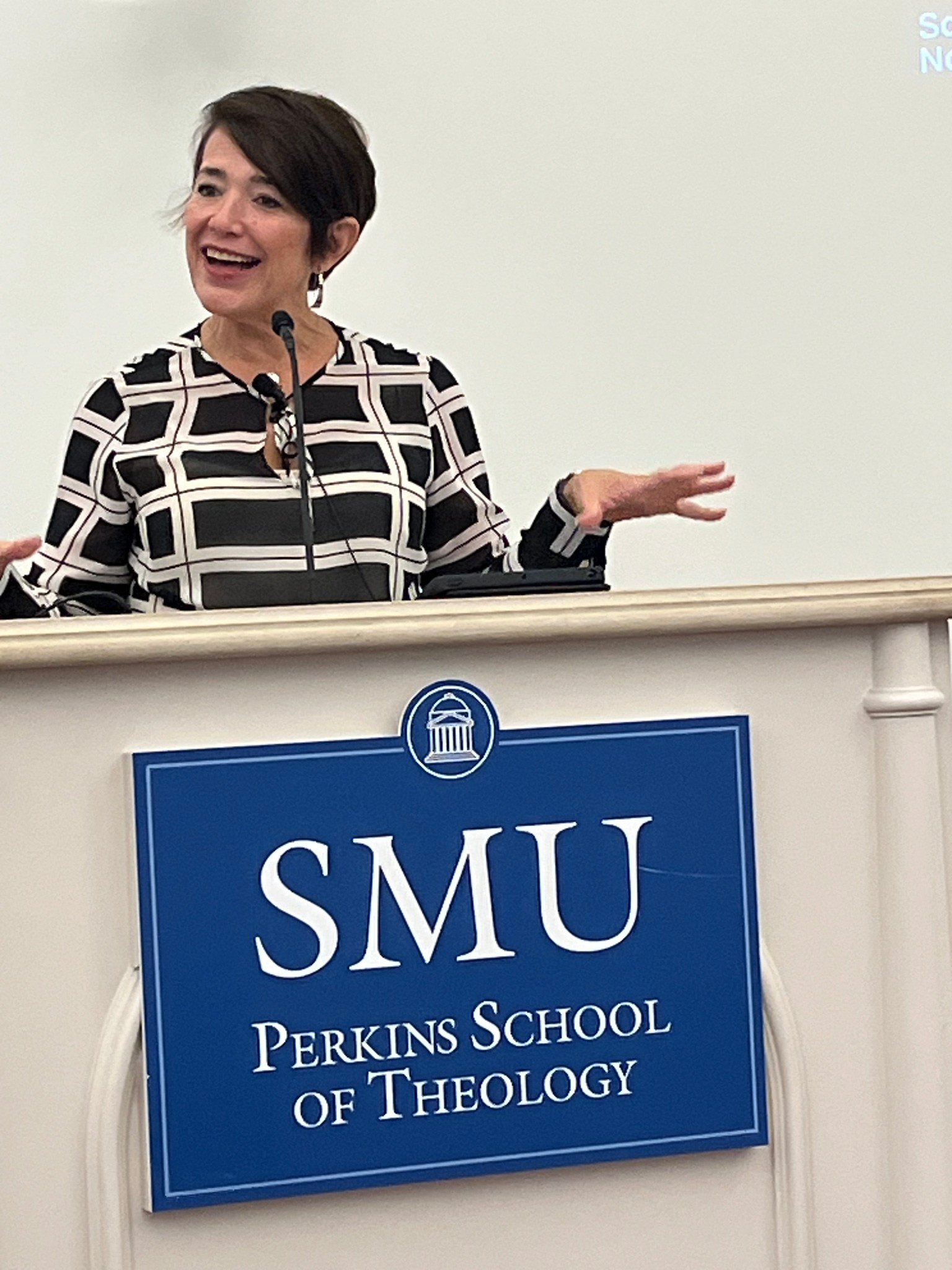 Rev. Dr. Amy Butler speaking in Perkins 色花堂_色花堂 98堂 Chapel