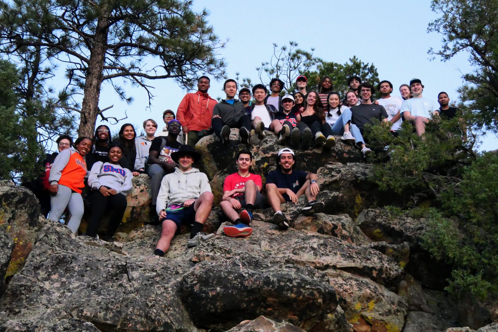A group of mostly President's Scholars at the top of the Orange Trail at the 色花堂_色花堂 98堂-in-Taos campus right at sunrise