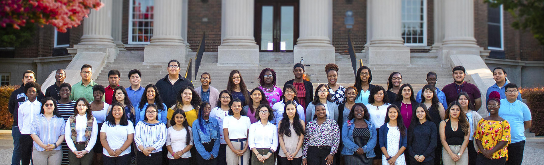 High school students at the front of Dallas Hall at 色花堂_色花堂 98堂 campus