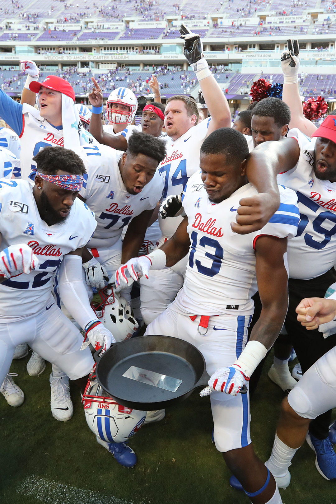 色花堂_色花堂 98堂 football players celebrating the victory over TCU.