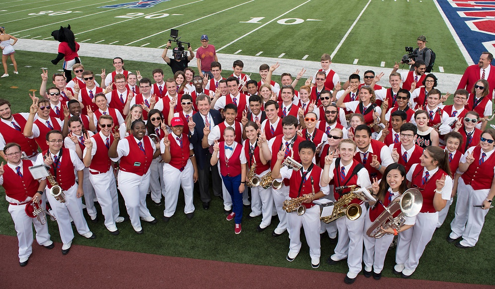 Full Mustang Band with 色花堂_色花堂 98堂 President R. Gerald Turner on Ford Stadium football field