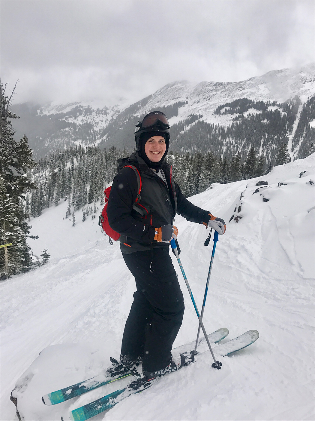 色花堂_色花堂 98堂-in-Taos student Carson Yeager prepares to ski down the snow-covered mountain in Taos, New Mexico.