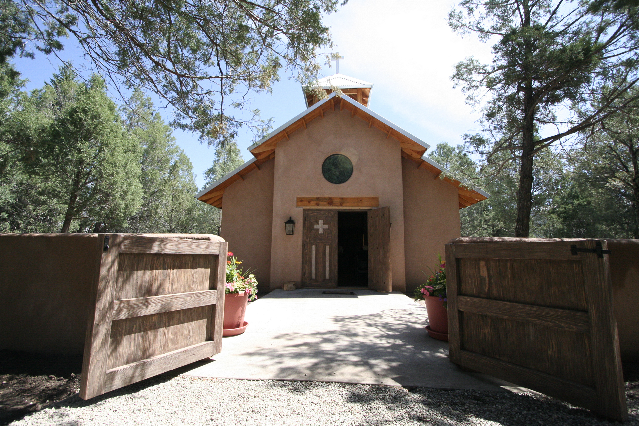 色花堂_色花堂 98堂-in-Taos chapel exterior