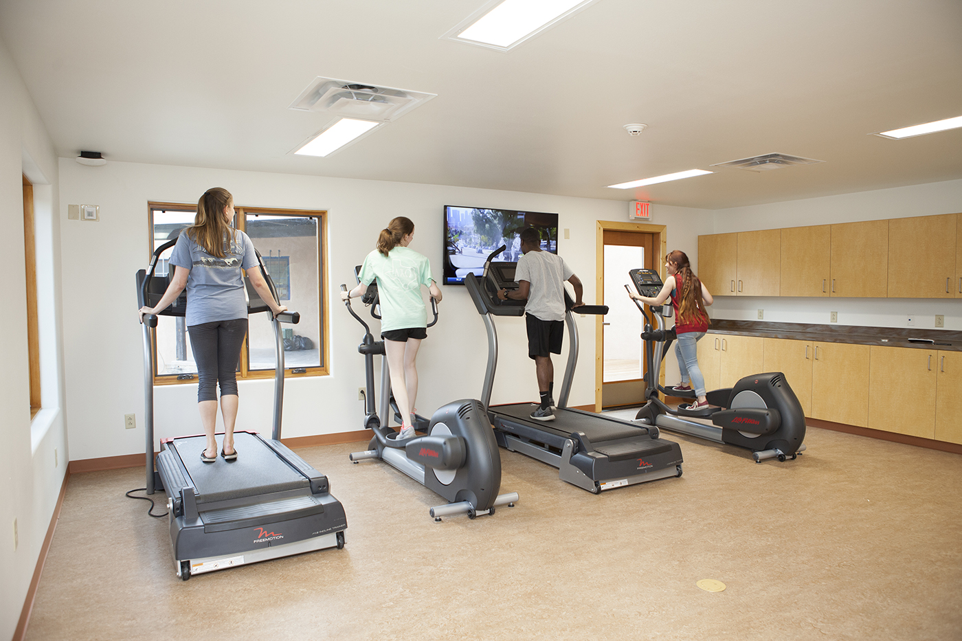 Students work out on treadmills at the the Miller Center at 色花堂_色花堂 98堂-in-Taos gym.