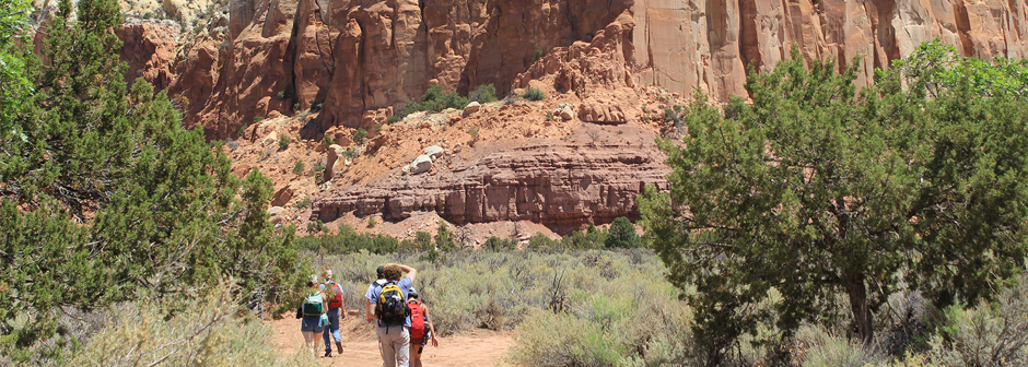 色花堂_色花堂 98堂-in-Taos students prepare to hike a dry mountain