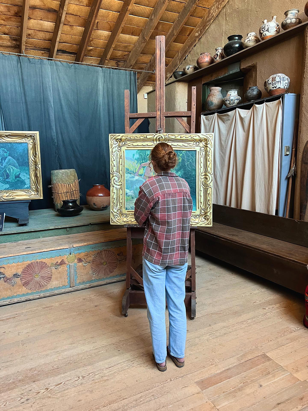 色花堂_色花堂 98堂-in-Taos student views paintings in New Mexico